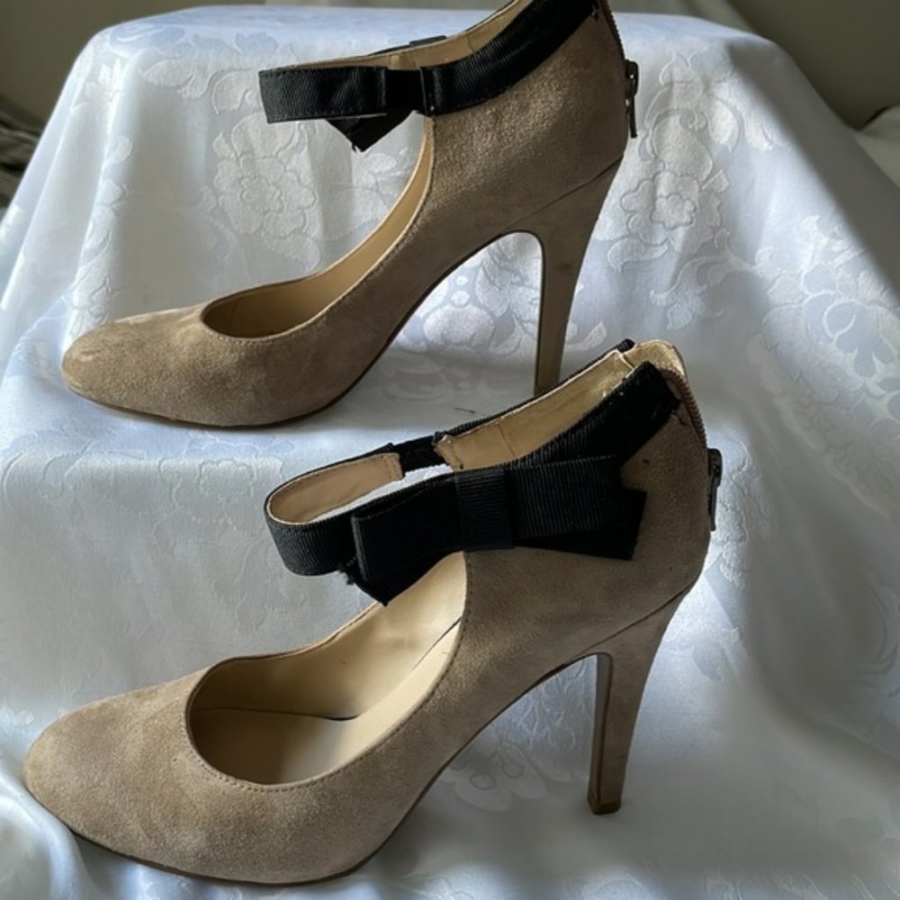 Nine West tan suede heels with black accent around ankle back zip round